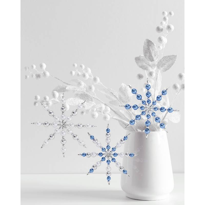 Weiße Keramikvase mit aufwendigen, glitzernden Schneeflockendekorationen in Weiß und Blau, verziert mit frostigen Blättern und Beeren.