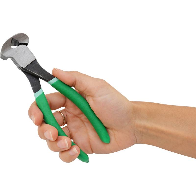 Eine Hand, die ein Paar Zange mit grünem Griff hält, bereit zum Einsatz mit offenen Klingen.