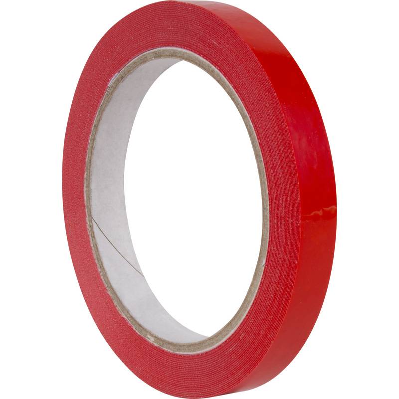 Eine Rolle rotes Klebeband auf weißem Hintergrund gezeigt, im Winkel angebracht, um die Breite des Bandes und den inneren Pappkern zu zeigen.