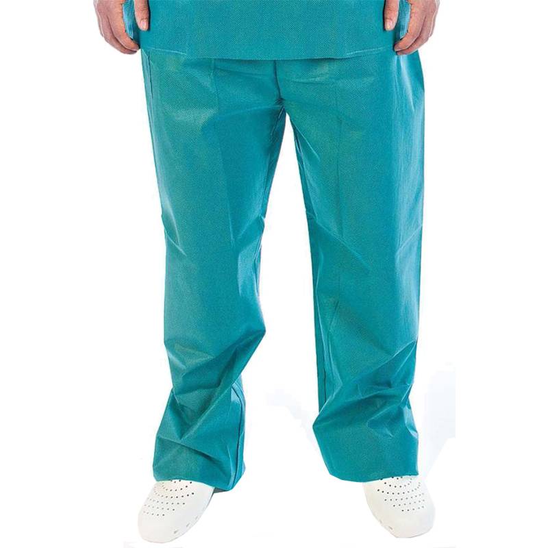 Person, der teal farbene medizinische Kasacks und weiße Clogs trägt, von der Taille abwärts gegen einen einfachen weißen Hintergrund gezeigt.