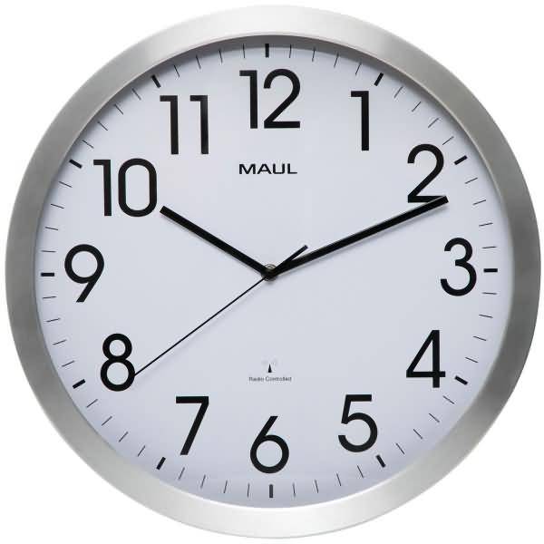 Analoge Wanduhr, die etwa 10:10 anzeigt, mit silbernem Rand und weißem Zifferblatt mit der Beschriftung „MAUL