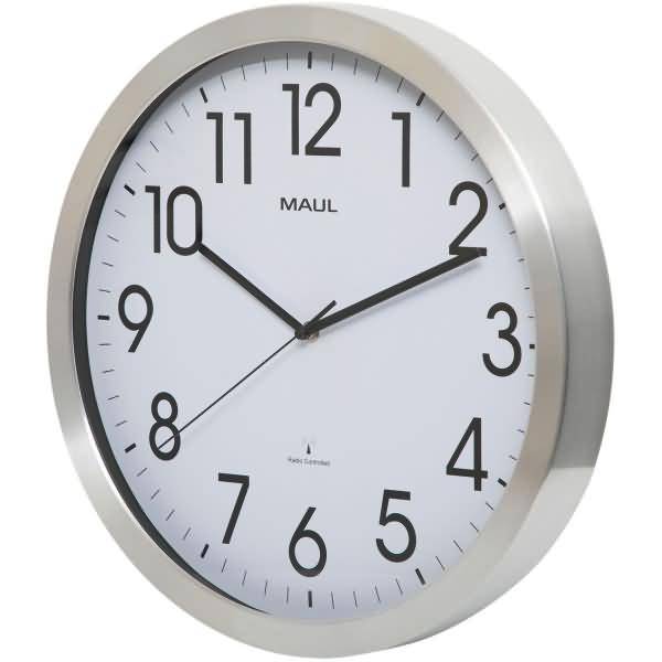 Analoge Wanduhr mit silbernem Rahmen und weißem Zifferblatt, zeigt etwa 10:10; Markenname 