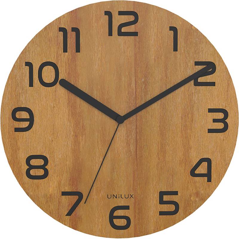 Eine Wanduhr aus Holz mit schwarzen Ziffern und Zeigern, die die Zeit als 10:09 anzeigt.