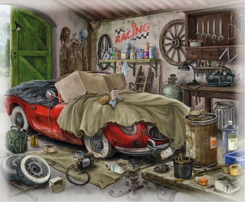 Eine unordentliche Garage mit einem abgedeckten roten Rennwagen, der sich in Reparatur befindet, umgeben von Werkzeugen, Ersatzteilen, Reifen und mechanischer Ausrüstung.