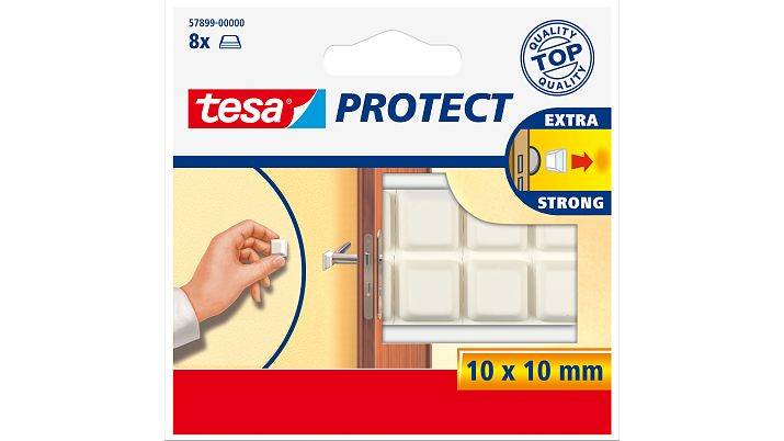 Packung mit tesa Protect extra starken Haftpolstern, 10 x 10 mm, gezeigt mit einer Hand, die ein Polster auf einer Wand oder Türstopper anbringt.