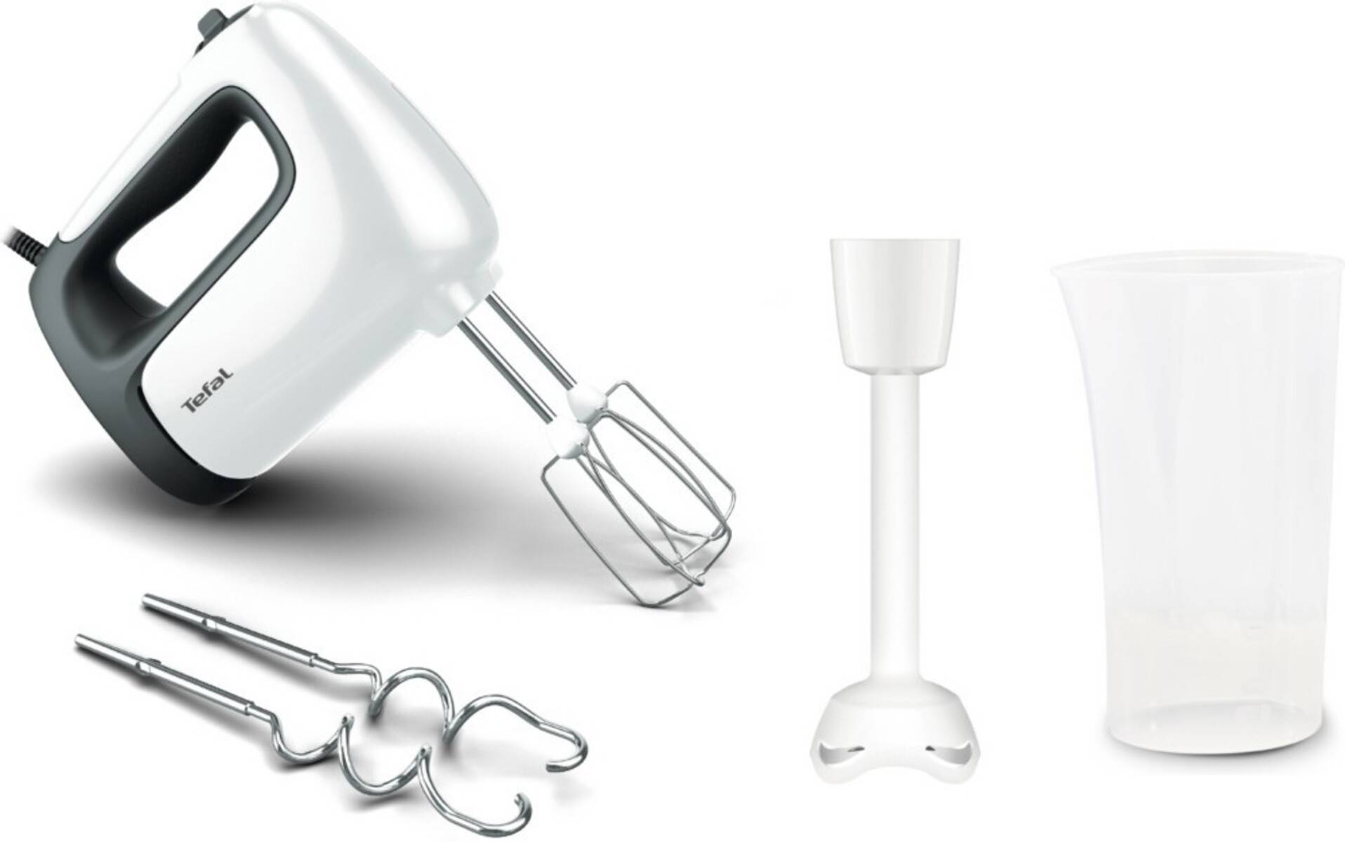 Handmixer mit zwei Rührbesen und einem Stabmixer-Aufsatz sowie einem Mesbecher, gezeigt auf weißem Hintergrund.
