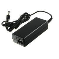 Schwarzer Netzadapter mit angebrachtem Kabel und Stecker auf weißem Hintergrund.