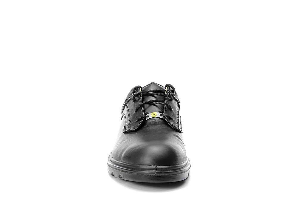 Ein einzelner schwarzer Lederschuh mit Schnürsenkeln, von vorne gezeigt, isoliert auf weißem Hintergrund.