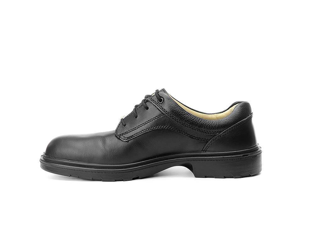Ein schwarzer Lederschuh mit Schnürsenkeln, versehen mit einem niedrigen Absatz und leicht gerundeter Spitze.