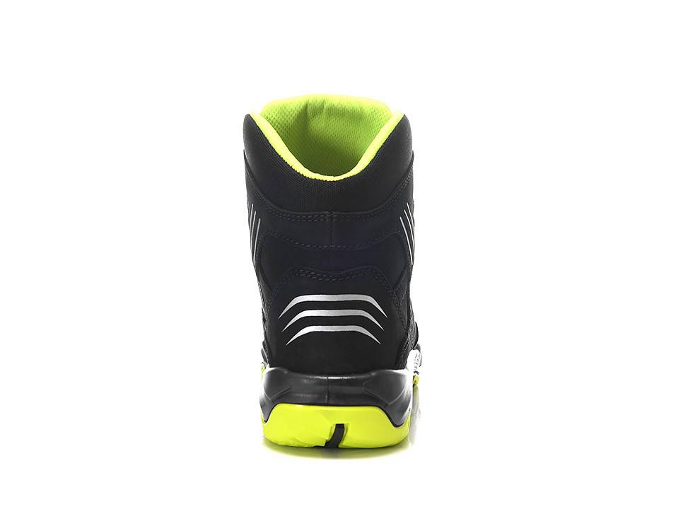 Ein schwarzer und neon-grüner Sportschuh mit hohem Schaft, von hinten betrachtet, mit einzigartigen Zickzack-Mustern und einem schützenden Fersendesign.