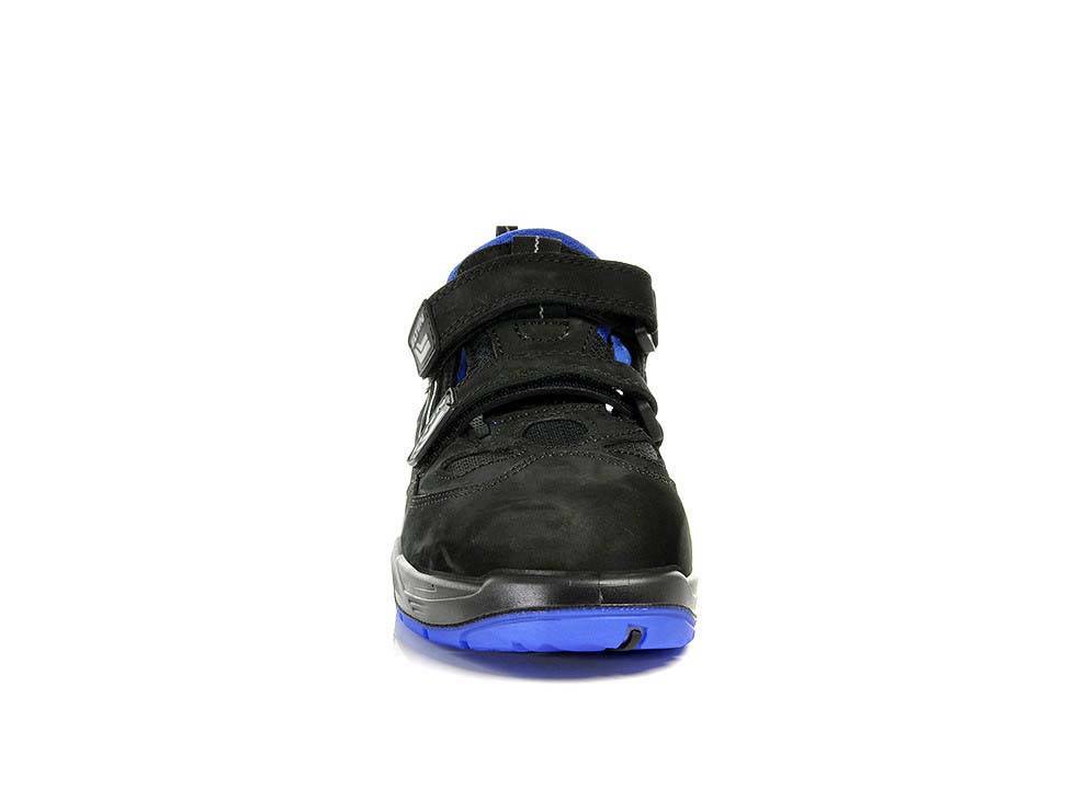Ein schwarzer und blauer Sportschuh mit Klettverschlüssen wird von vorne gezeigt, wobei sein Design und Verschlusssystem hervorgehoben werden.