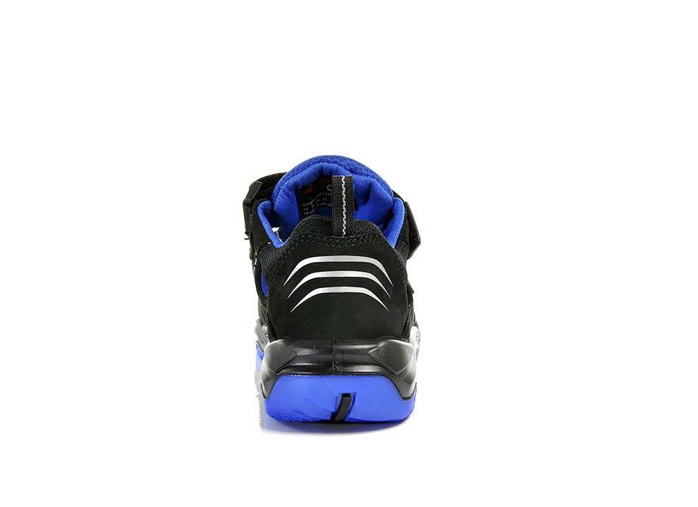 Ein schwarzer und blauer Sportschuh, von hinten gezeigt, mit reflektierenden Streifen und einer strukturierten Sohle.