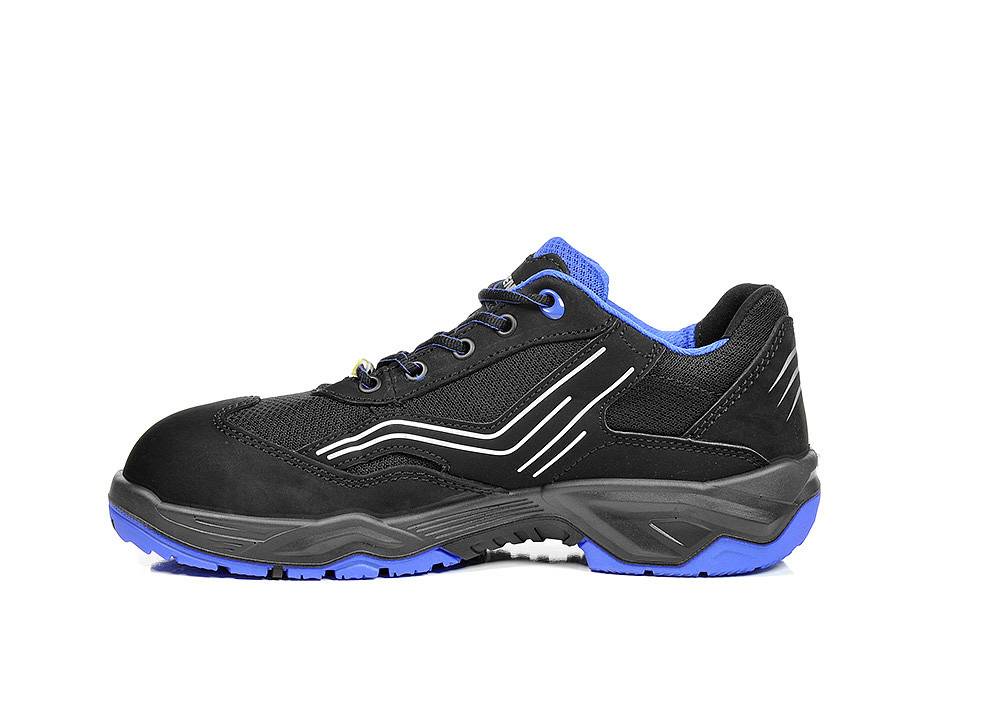 Schwarzer Sportschuh mit blauer Sohle, versehen mit weißen Nähten und runden Schnürsenkeln, entwickelt für Langlebigkeit und Komfort.
