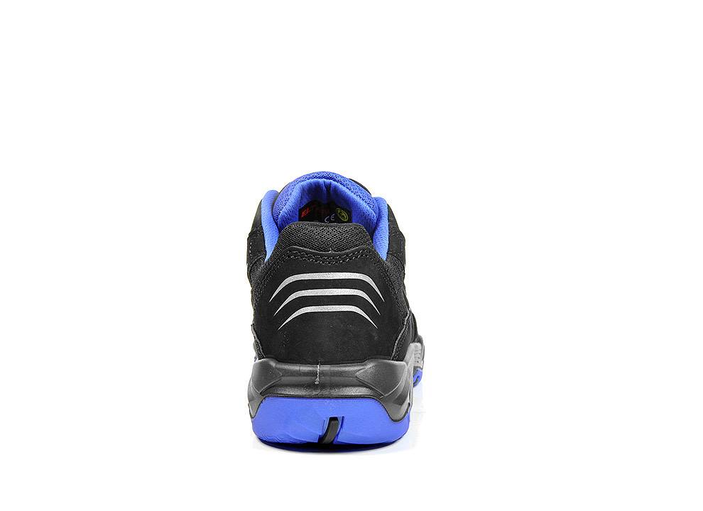 Eine Nahaufnahme der Rückseite eines schwarzen und blauen Sneakers. Der Schuh verfügt über eine strukturierte Sohle, einen blauen Schaftrand und drei silberne reflektierende Streifen.