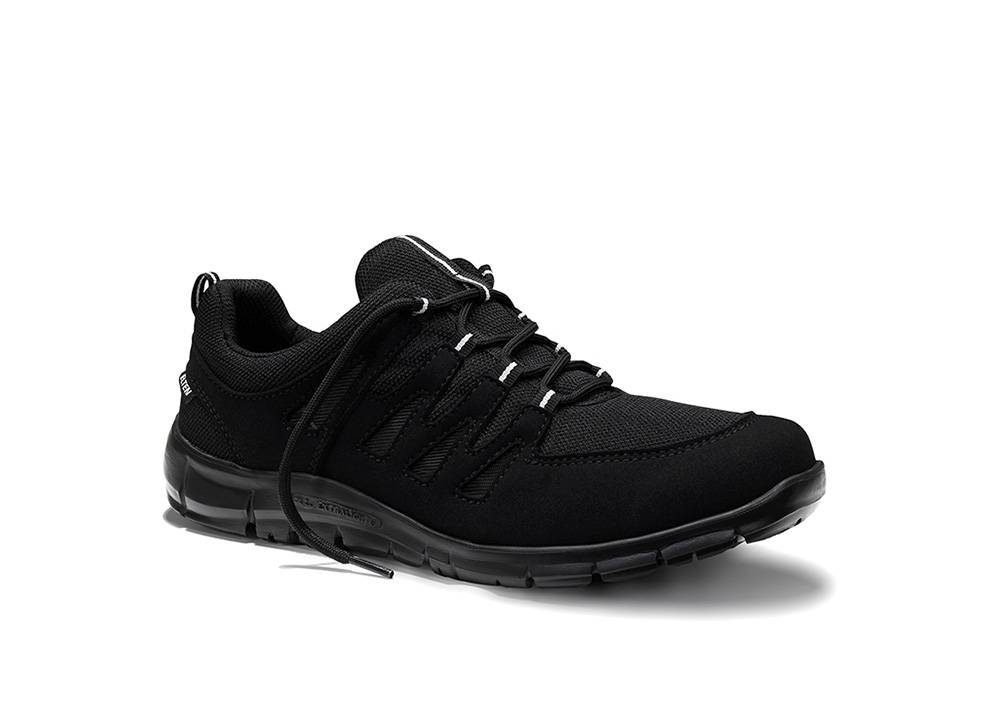 Ein schwarzer Sportschuh mit niedriger Schafthöhe, ausgestattet mit einer strukturierten Sohle und Schnürverschluss, geeignet für Freizeit- oder Sportbekleidung.