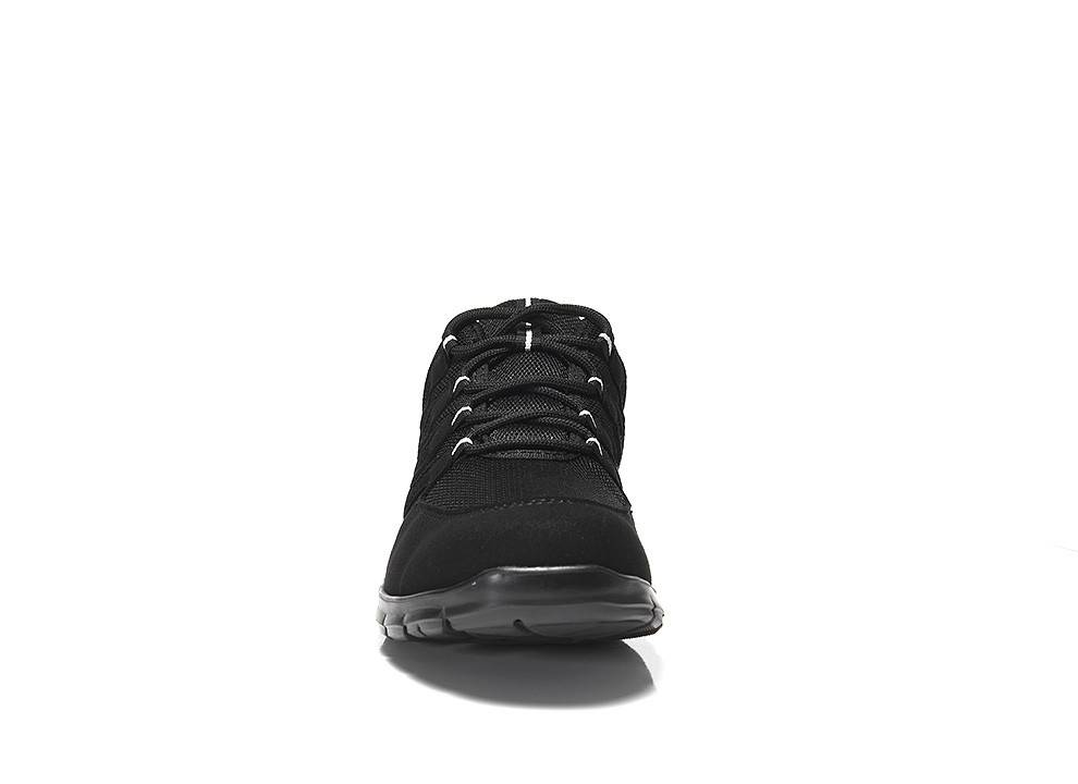 Ein einzelner schwarzer Sportschuh mit sichtbaren Schnürsenkeln und einer strukturierten Sohle, von vorne betrachtet, vor einem schlichten weißen Hintergrund.