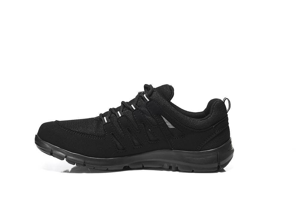 Ein schwarzer athletischer Sneaker mit atmungsaktivem Meshgewebe am Schaft, Gummisohle und Schnürsenkelverschluss wird vor einem weißen Hintergrund gezeigt.