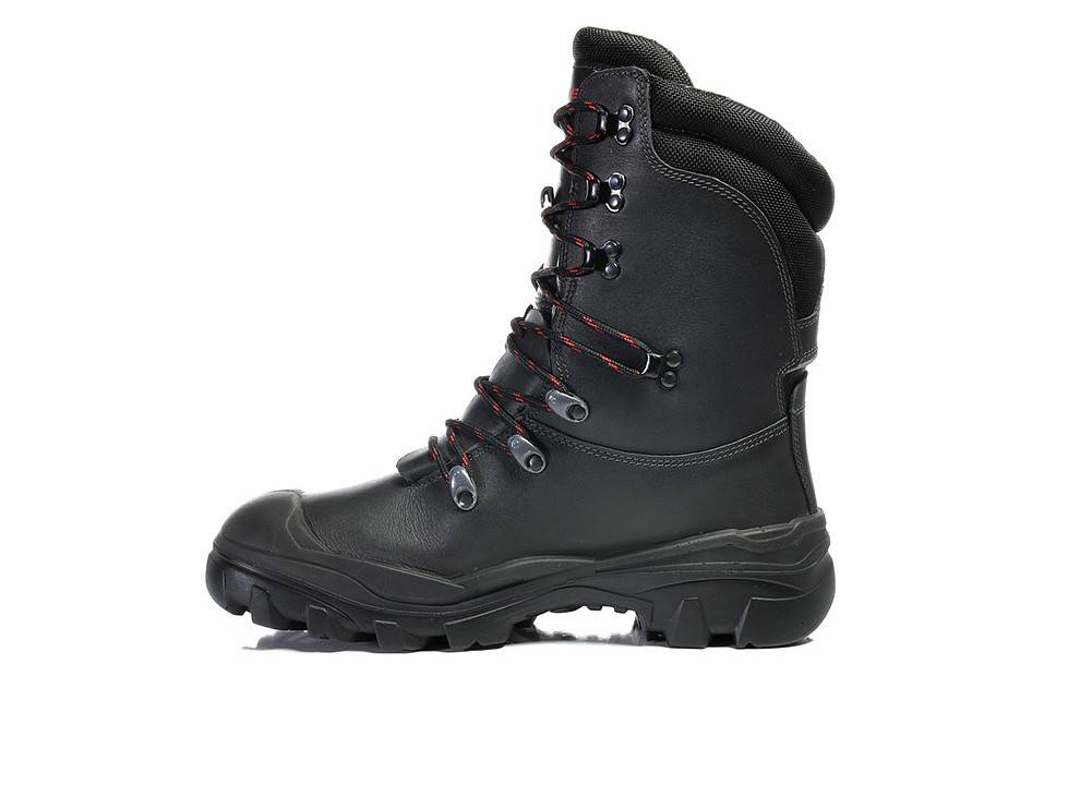 Ein schwarzer Lederschuhstiefel mit roten und schwarzen Schnürsenkeln, verstärkter Sohle und Knöchelpolsterung, entwickelt für Haltbarkeit und Schutz.