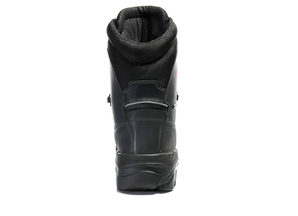 Ein schwarzer Stiefel, von hinten gezeigt, der sein robustes Design und das strukturierte Material betont, geeignet für Outdoor-Aktivitäten oder Schwerlastarbeiten.