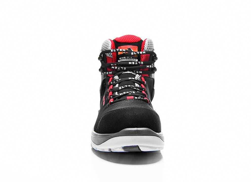 Ein schwarzer und roter Sportschuh mit weißen Details, mit auffälliger Markierung auf den Schnürsenkeln, von vorne gezeigt.