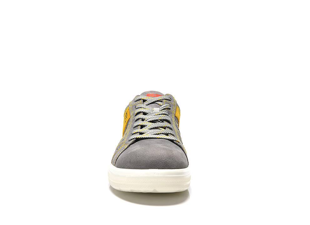 Ein einzelner grau-gelber Sneaker, von vorne betrachtet, präsentiert seine Schnürsenkel und Gummisohle prominent vor einem weißen Hintergrund.