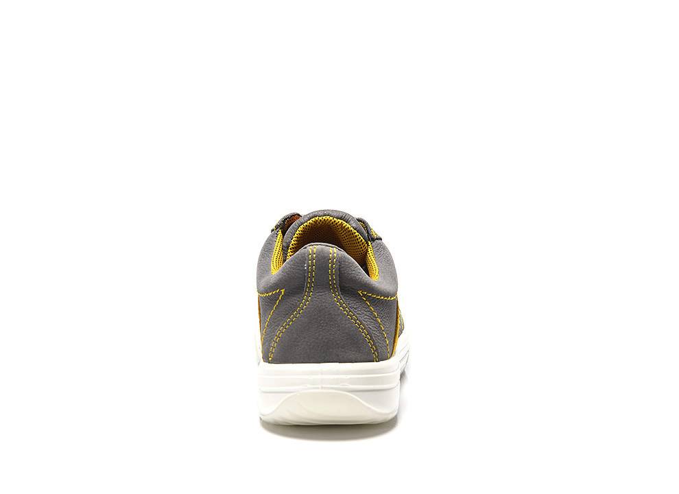 Ein grauer Turnschuh mit gelben Nähten, von hinten betrachtet, mit Blick auf die Ferse und Sohlendetails.