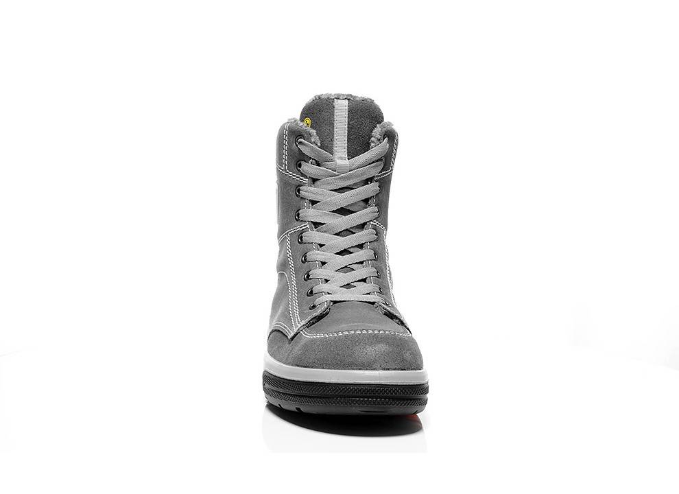 Ein grauer High-Top-Turnschuh, von vorne gegen einen weißen Hintergrund gezeigt, mit Wildledertextur und weißen Schnürsenkeln.