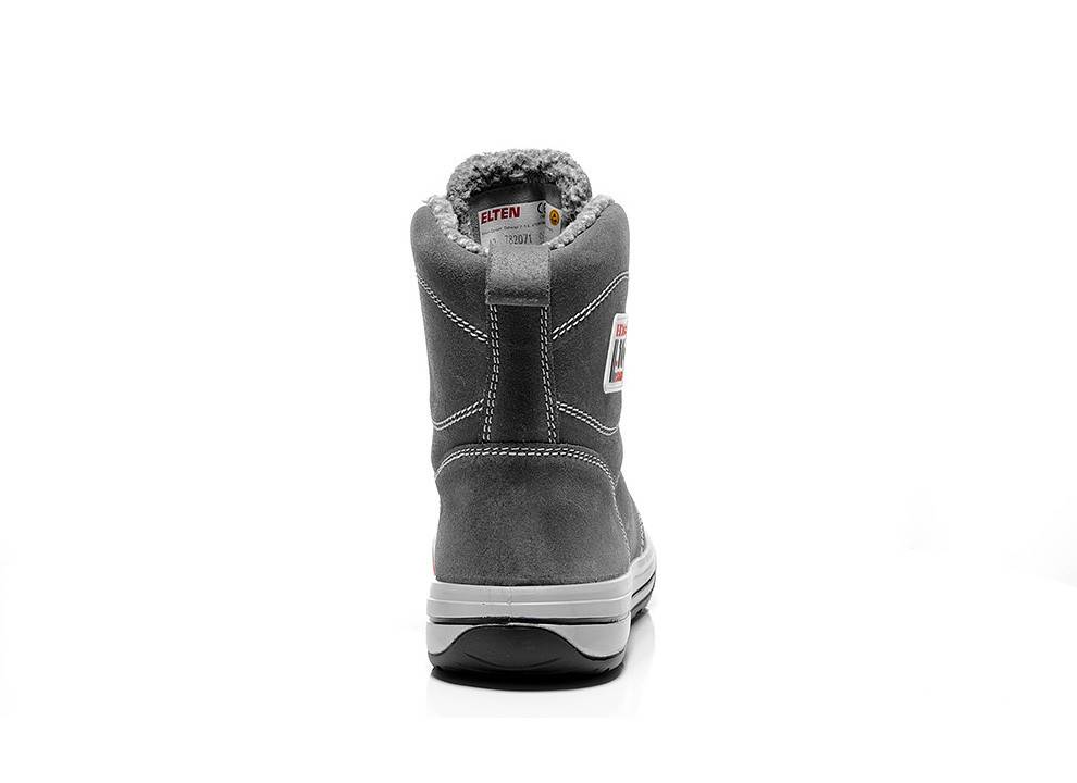 Ein einzelner grauer Winterstiefel mit einem pelzgefütterten Innenfutter wird von hinten gezeigt und hebt sein Design und seine Details vor einem weißen Hintergrund hervor.