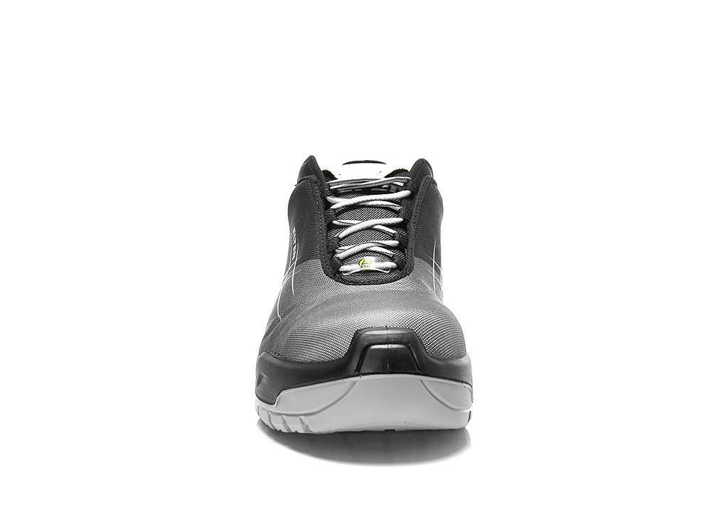 Ein schwarzer und grauer Sportschuh mit weißen Schnürsenkeln, von vorne betrachtet. Der Schuh verfügt über ein schlankes, modernes Design.