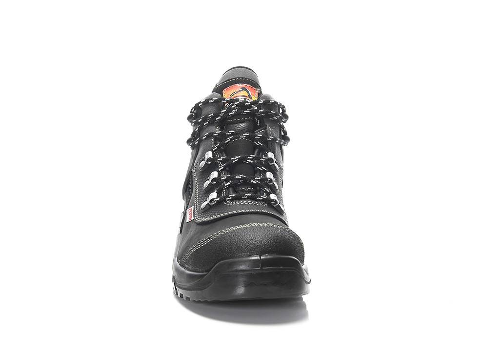 Schwarzer Wanderschuh mit schwarz-weißen Schnürsenkeln, von vorne betrachtet. Der Schuh hat eine robuste Sohle und auffällige Stickdetails.