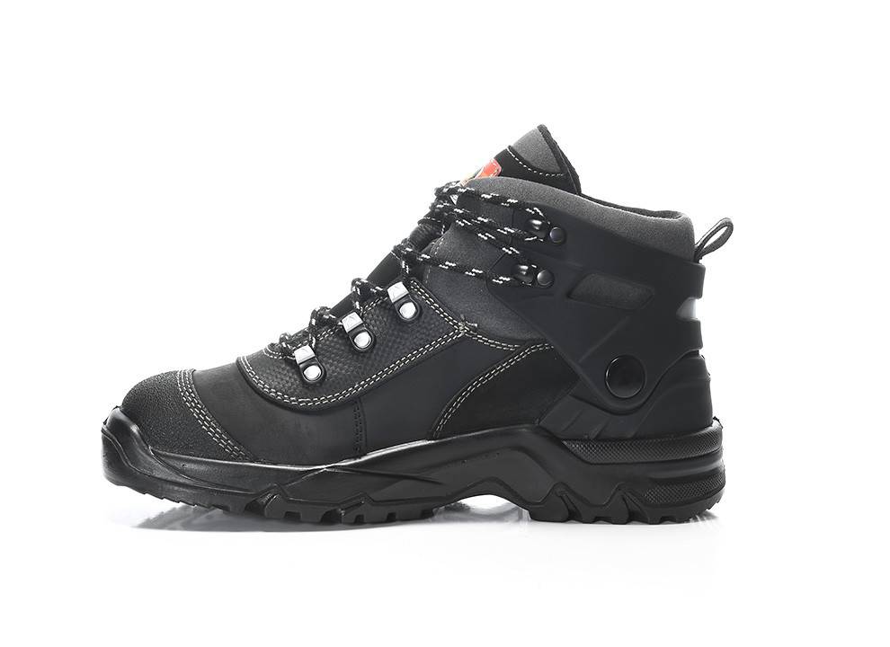 Ein schwarzer Wanderschuh mit verstärkter Zehenpartie, dicker Gummisohle und gepolsterter Knöchelunterstützung, geeignet für raue Outdoor-Aktivitäten.