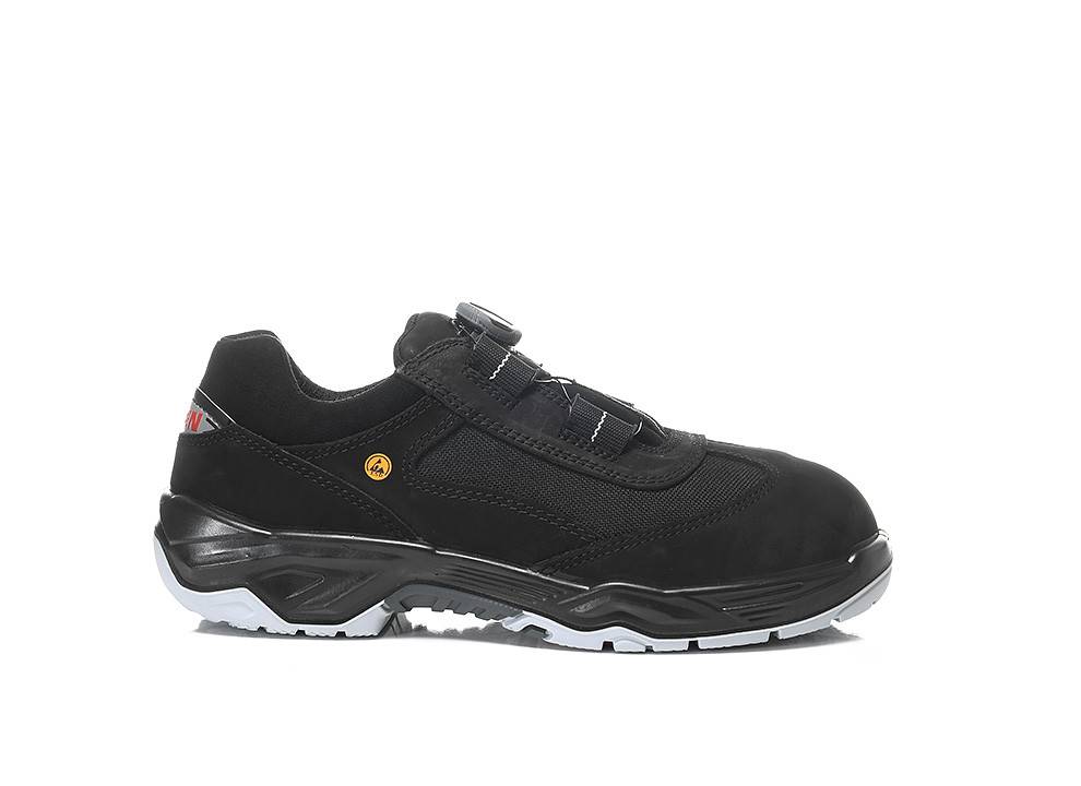 Ein schwarzer Low-Top-Sneaker mit robuster Sohle, elegantem Design und dezent platziertem Logo an der Seite, geeignet für lässige oder sportliche Anlässe.