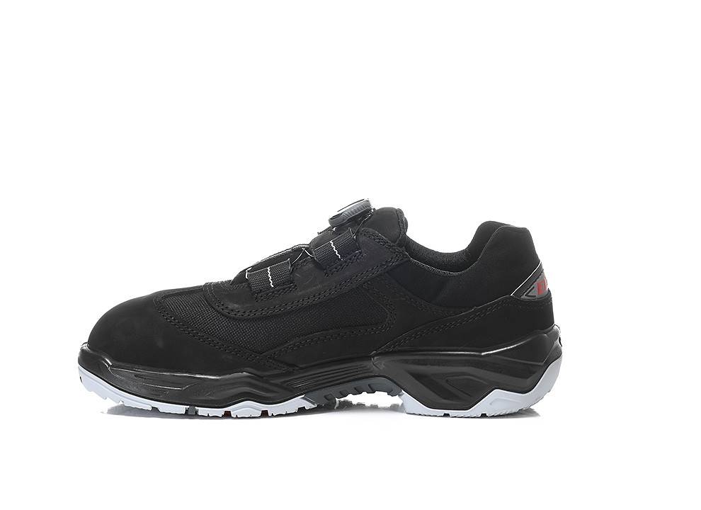 Ein schwarzer Sportschuh mit dicker Sohle und Schnürsenkeln, der subtile rote und weiße Akzente in der Nähe der Ferse aufweist.