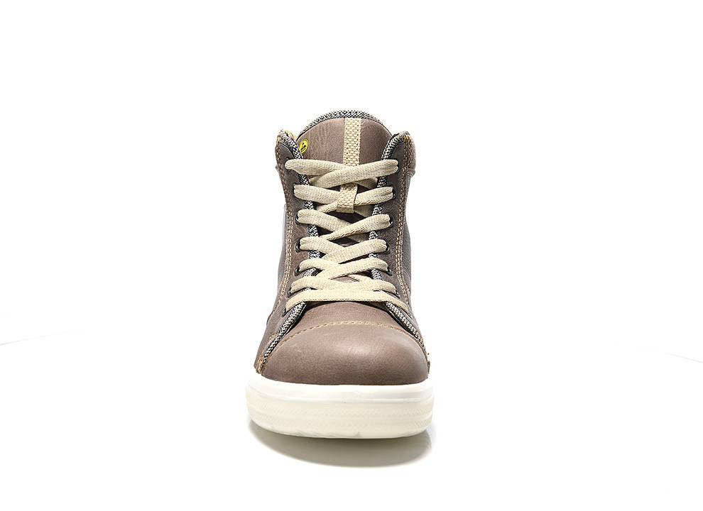 Brauner High-Top-Turnschuh mit cremefarbenen Schnürsenkeln und weißer Sohle, von vorne betrachtet.