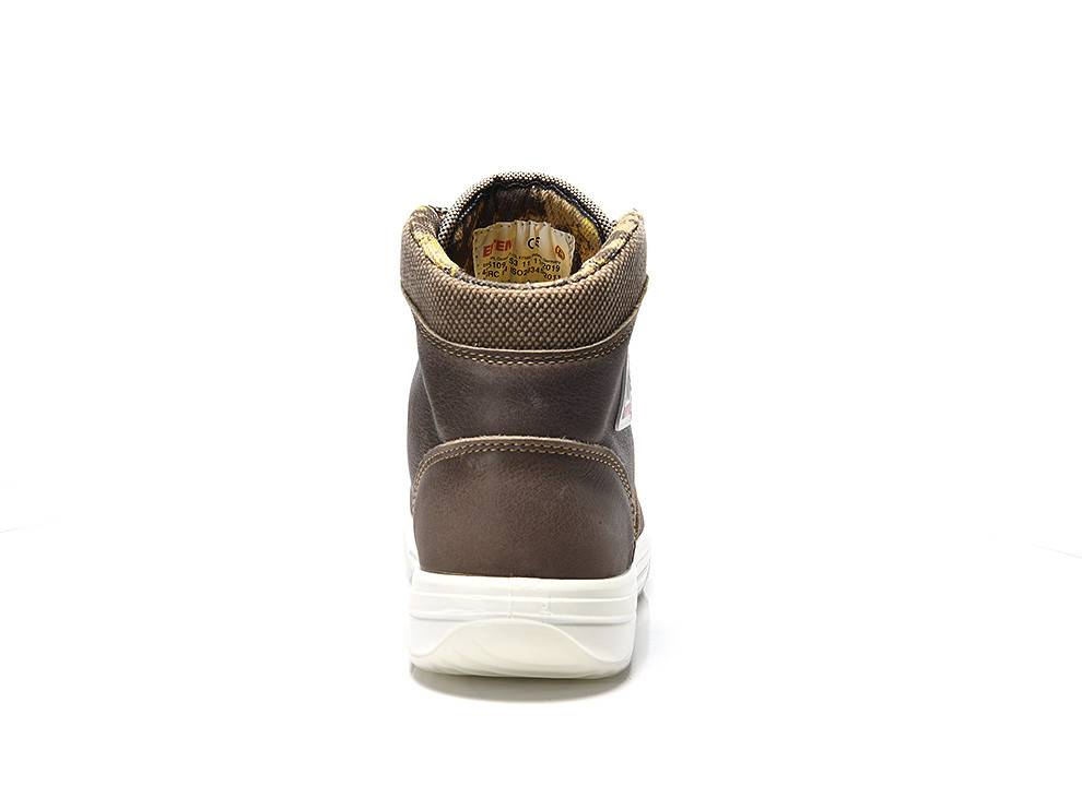 Brauner High-Top-Sneaker von hinten betrachtet, der die Sohle und Gewebestruktur des Obermaterials zeigt.