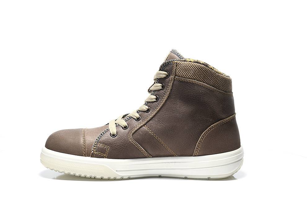 Ein brauner High-Top-Sneaker mit weißer Sohle und beigen Schnürsenkeln, der durch Nähte und texturierte Gewebedetails am Fersenbereich Stil zeigt.