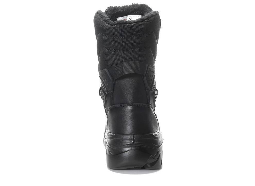 Schwarzer Winterstiefel, von hinten betrachtet, mit dicker Sohle und knöchelhohem Design, sichtbaren Nähten und strukturiertem Stoff.