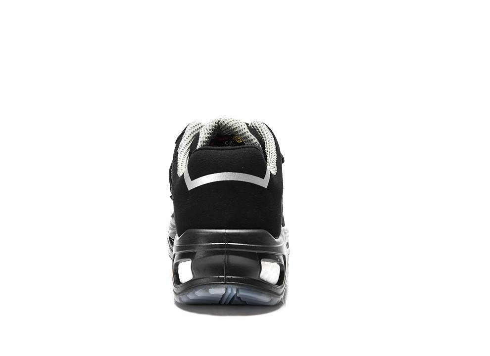 Schwarzer Sportschuh, von hinten betrachtet, mit weißem Futter und einem reflektierenden Streifen am Fersenbereich.
