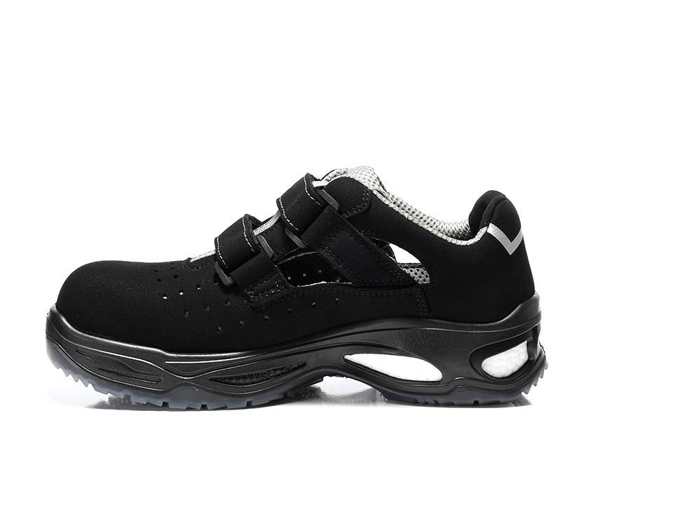 Ein schwarzer Sportschuh mit einer stabilen Sohle, der aus atmungsaktivem Stoff gefertigt ist und verstellbare Riemen für Komfort und Stabilität aufweist.