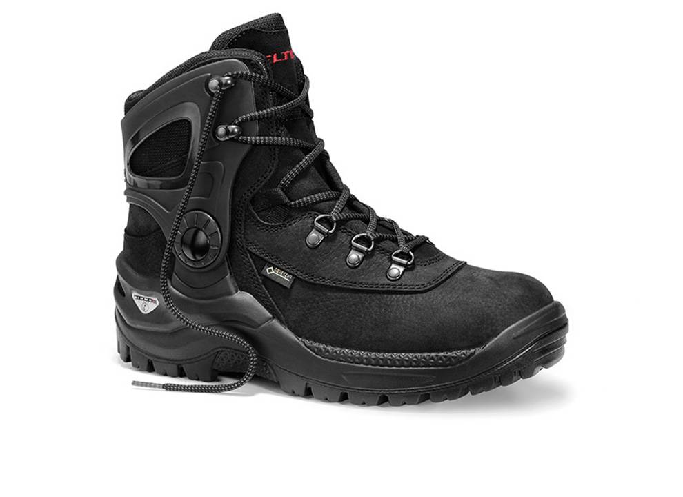 Ein schwarzer taktischer Stiefel mit Metallösen, robusten Schnürsenkeln und einer strapazierfähigen Sohle. Der Stiefel verfügt über einen seitlichen Verstellmechanismus für einen sicheren Sitz.