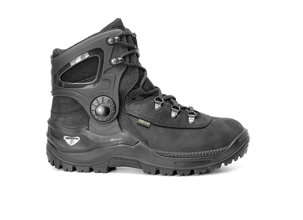 Ein robuster schwarzer Wanderschuh mit verstärkter Knöchelunterstützung, strapazierfähigem Lederäußeren, festem Profil und Metalllöchern für die Schnürsenkel.