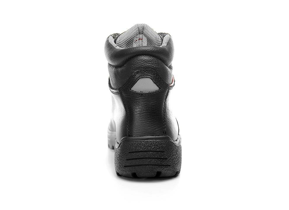 Ein schwarzer Lederstiefel, von hinten betrachtet, mit einer dicken Sohle und einem hohen Knöcheldesign.