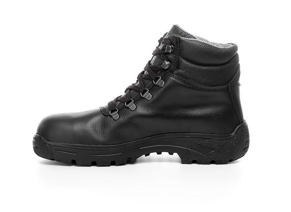 Ein schwarzer Lederwanderboot mit dunklen Schnürsenkeln und robuster Gummisohle, seitlich gegen einen weißen Hintergrund präsentiert.