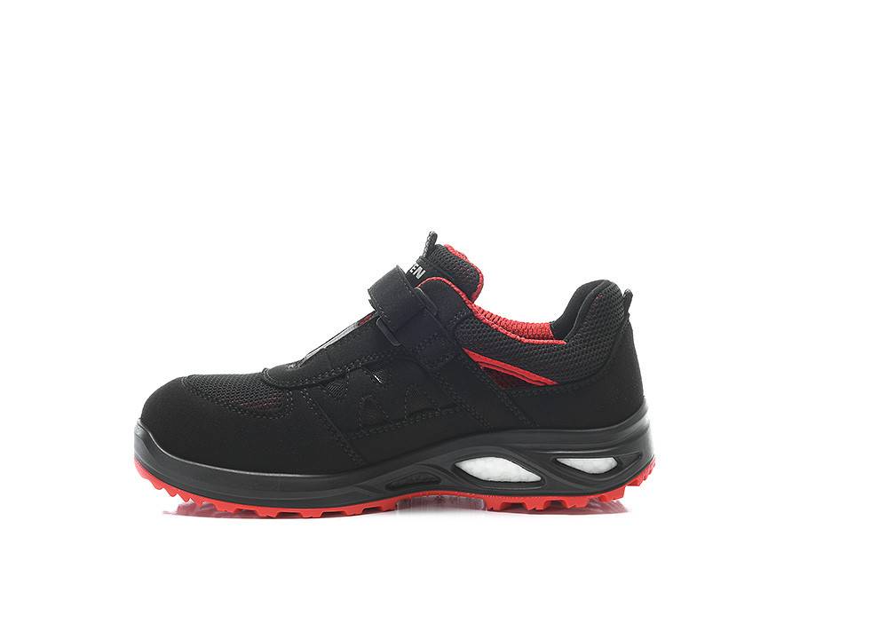 Ein schwarzer Sportschuh mit roten Akzenten und einer dicken Sohle wird vor einem schlichten Hintergrund präsentiert, wobei sein Design und Farbkontrast hervorgehoben werden.