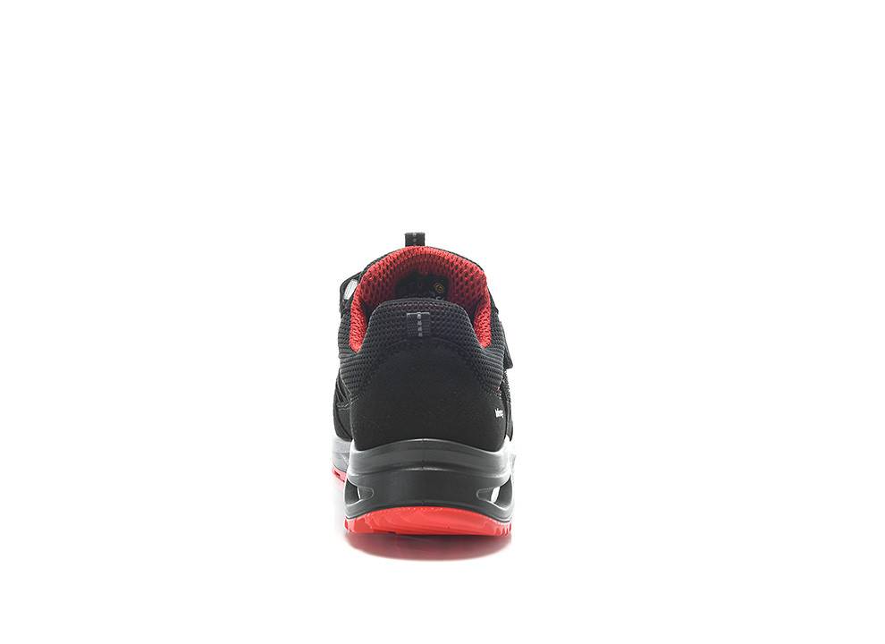 Ein schwarzer und roter Sportschuh, von hinten betrachtet, der sein Profil zeigt.