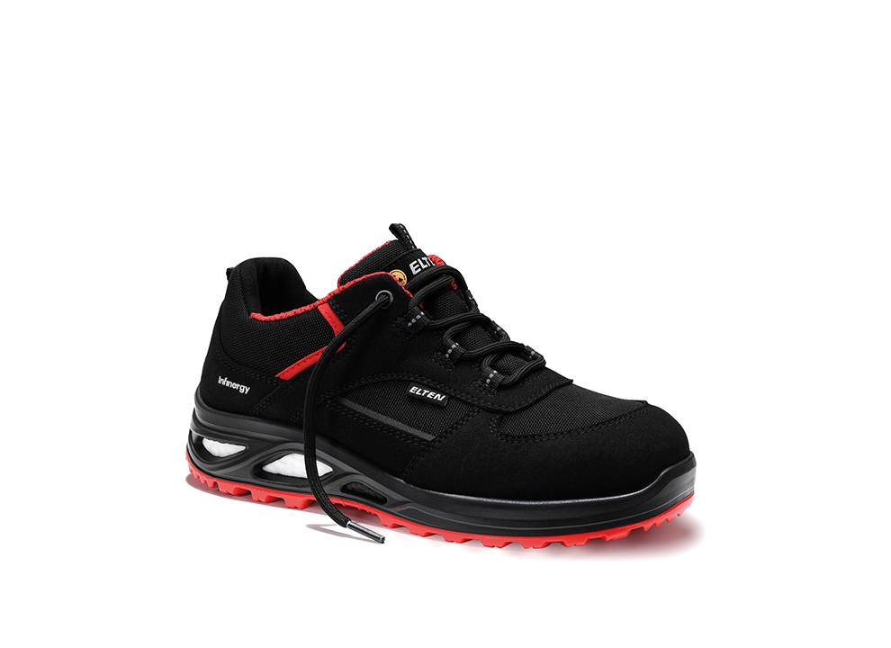 Ein schwarzer Sportschuh mit roten Akzenten und roter Sohle, ausgestattet mit Schnürsenkeln und einem Logo in der Nähe des oberen Rands.