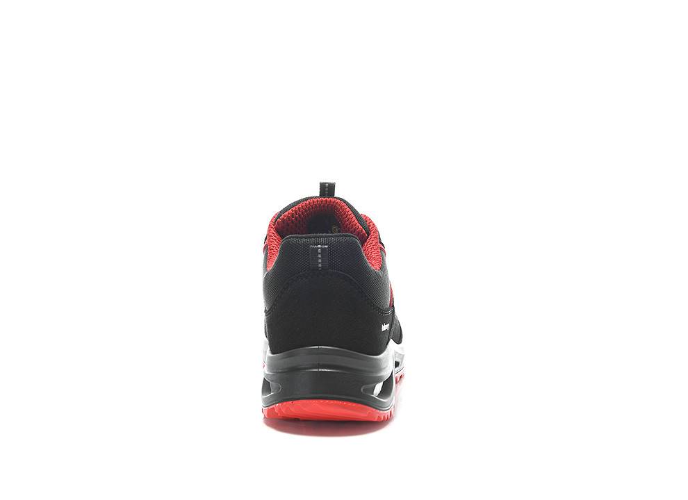 Ein schwarzer und roter Sportschuh, von hinten betrachtet, mit sichtbarer Sohle und Zugschlaufe am Fersenbereich.