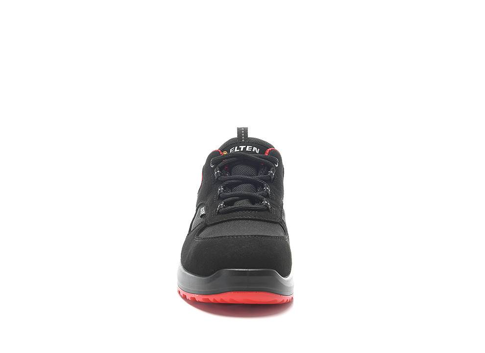 Ein schwarzer und roter Sportschuh, von vorne präsentiert, mit strukturierter Sohle und Schnürsenkeln.