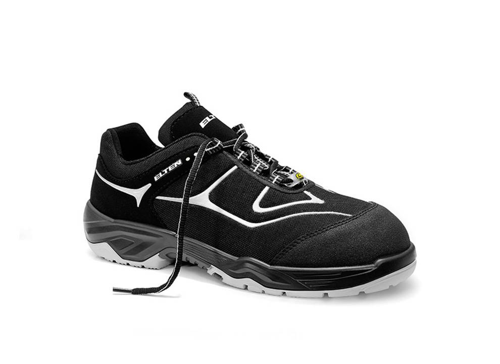 Ein schwarzer Sportschuh mit weißen Akzenten, ausgestattet mit einer Schnürverschluss-Konstruktion und einer robusten Sohle, geeignet für Sport oder lässige Freizeitbekleidung.