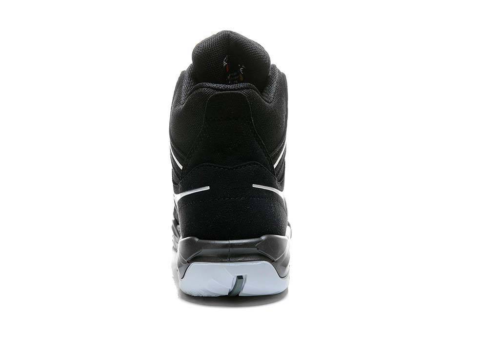 Ein schwarzer Sportschuh, von hinten gezeigt, mit weißen Akzenten und weißer Sohle, vor einem schlichten weißen Hintergrund.